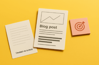 documentos sobre marketing em fundo amarelo