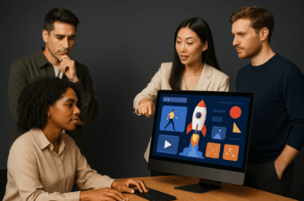 Quatro pessoas discutindo sobre design em frente a um computador.