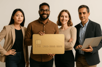 Grupo de pessoas segurando um cartão de crédito dourado