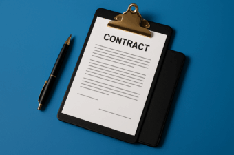 contrato em um clipboard com uma caneta ao lado