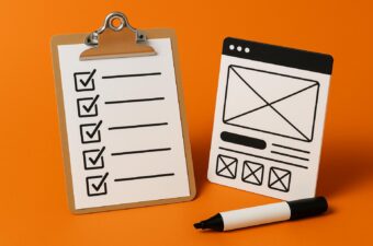 prancheta com lista de verificação e protótipo de página da web