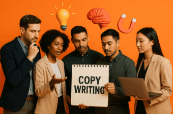 Grupo de pessoas discutindo sobre copywriting em um papel.