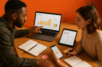 duas pessoas discutindo dados em dispositivos eletrônicos