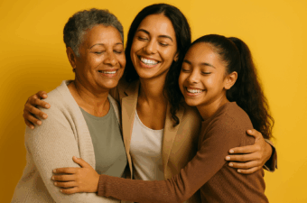 três mulheres sorrindo e se abraçando