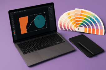 laptop com design gráfico e paleta de cores