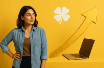 Mulher com sorriso em fundo amarelo ao lado de um laptop.