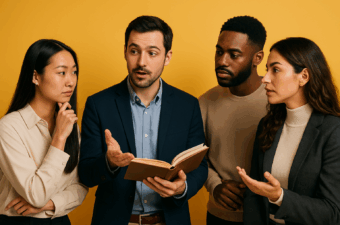 Grupo discutindo em frente a uma parede amarelo