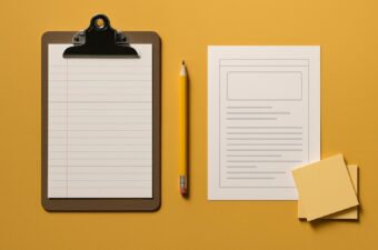 materiais de escritório sobre fundo amarelo