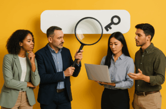 quatro pessoas discutindo com um laptop e uma lupa