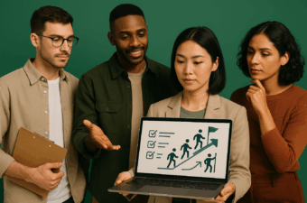 Grupo de pessoas discutindo sobre onboarding com apresentação em laptop.