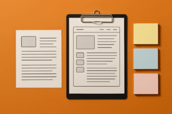 folhas de papel organizadas com post-its coloridos