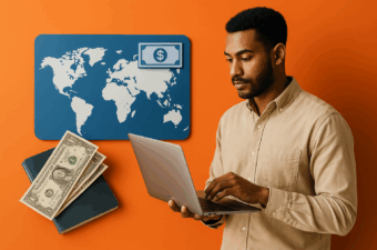 Homem trabalhando em laptop com mapa e dinheiro ao fundo