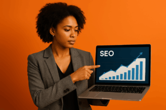 Profissional segura laptop com gráfico de SEO.