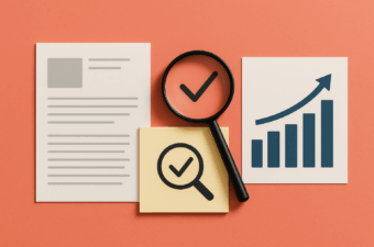 Materiais de escritório com gráfico crescente e ícones de verificação.
