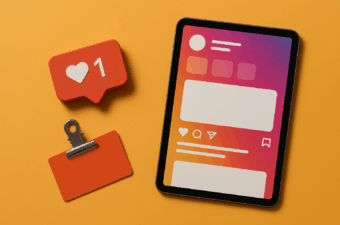 Tablet mostrando interface do Instagram sobre fundo amarelo.