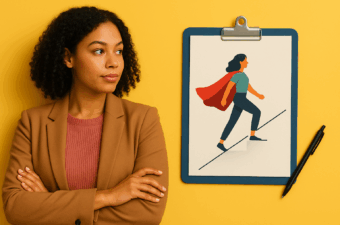 Mulher pensando ao lado de imagem de super-heroína