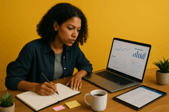 mulher escrevendo em caderno com laptop e tablet ao lado