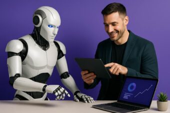 Homem sorridente em terno escuro interage com um tablet enquanto um robô humanóide observa; sobre a mesa há um laptop exibindo gráficos e um pequeno vaso de planta, tudo sobre um fundo roxo.