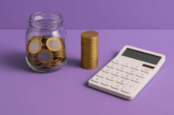 moedas em um pote com uma calculadora ao lado