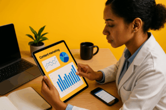 Profissional avaliando dados de marketing em um tablet.