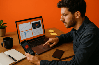 Homem analisando dados de canal no YouTube em laptop e smartphone.