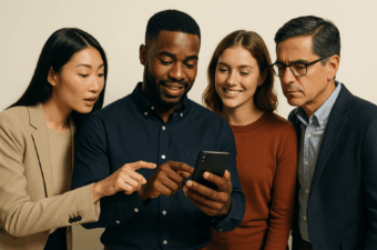 Quatro pessoas olhando para um celular, interagindo e sorrindo.