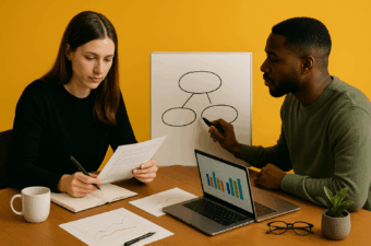 dupla de pessoas discutindo em ambiente de trabalho
