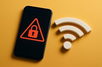 smartphone com aviso de segurança e ícones de Wi-Fi