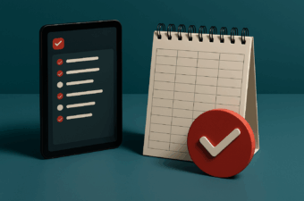 dispositivos de organização com uma checklist e um bloco de notas