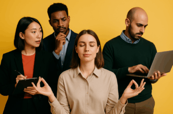 Grupo de pessoas com foco em uma mulher em meditação