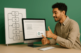 Homem sorrindo ao lado de um computador com interface de usuário.