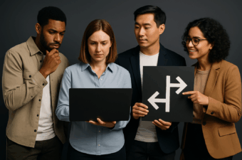 grupo de pessoas discutindo sobre uma decisão em um laptop