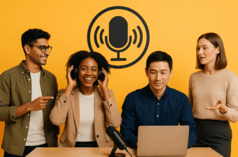 quatro pessoas em ambiente de gravação de podcasts