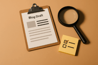 prancheta com rascunho de blog ao lado de uma lupa e um bloco de notas