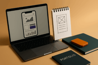 Mesa com laptop, caderno e objetos de design