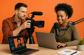 dupla gravando conteúdo com câmera e laptop