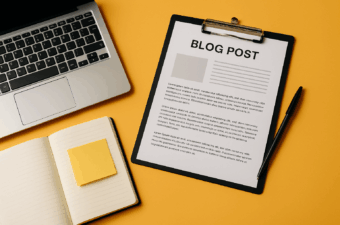 layout de blog post em uma mesa amarela