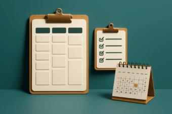 pranchetas e calendário sobre mesa