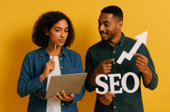 duas pessoas discutindo sobre SEO