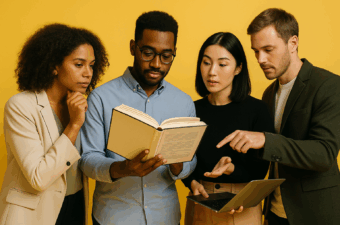 Quatro pessoas lendo e discutindo conteúdo de um livro