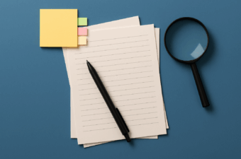 materiais de escritório organizados sobre uma mesa