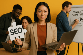 Profissional segurando laptop e sinal de SEO com equipe ao fundo