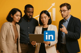 Grupo de profissionais discutindo sobre LinkedIn Pulse