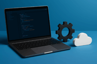 Laptop com código, engrenagem e nuvem em um fundo azul.