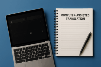 laptop e caderno com título de tradução assistida