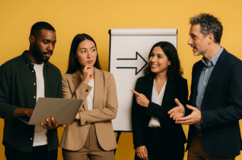 Quatro pessoas discutindo sobre transição de carreira.