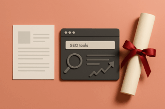 Ferramentas de SEO em uma mesa com um diploma