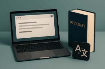 laptop com dicionário ao lado