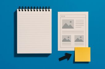 caderno e folha com post-it amarelo