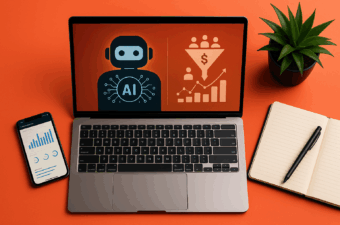 Fotografia digital de um laptop exibindo ícones de inteligência artificial e funil de vendas, acompanhado por um smartphone com gráficos, um caderno com caneta e uma planta.
